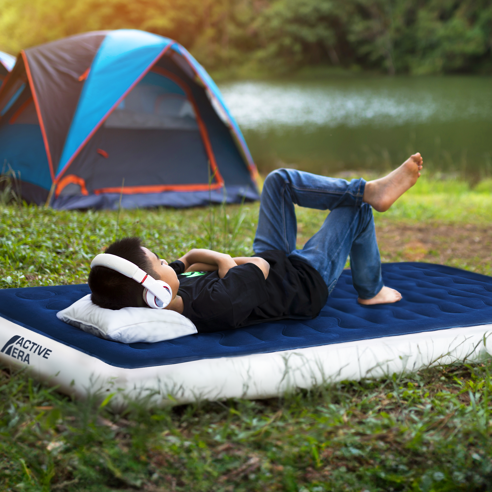 Cama de aire individual para acampar – Azul marino/Blanco